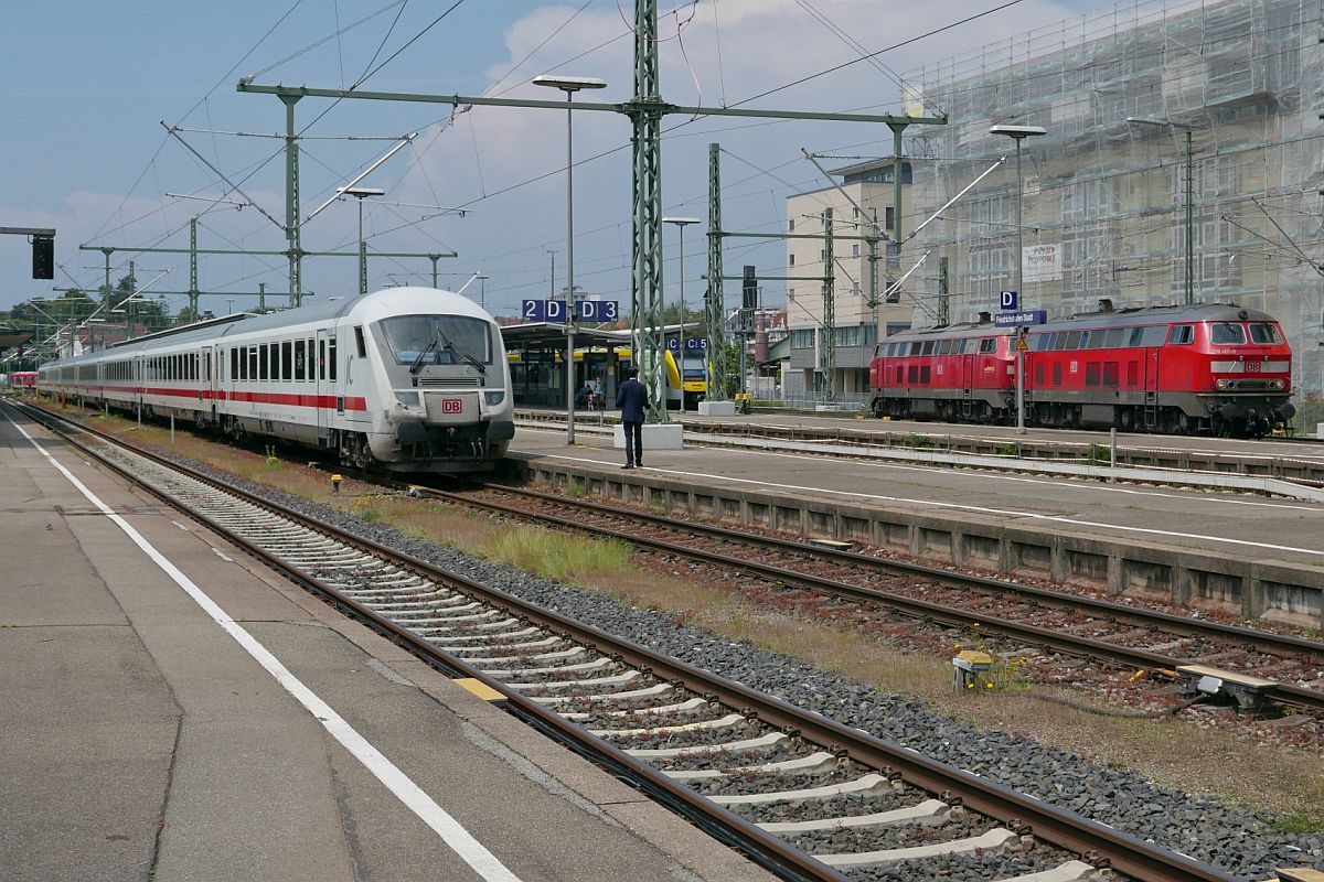 Neun Minuten nach der Ankunft des IC 119  BODENSEE , Dortmund - Bludenz, in Friedrichshafen, befinden sich 218 401-8 und 218 491-9 auf der zweiten Rangierfahrt zum Umfahren der Wagen, um diese anschlieend nach Lindau-Insel weiterziehen zu knnen (09.06.2021)