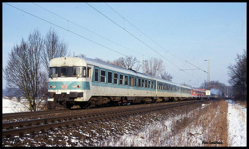 Neunteilig ist hier eine Triebwagen Einheit der Baureihe 624 auf der Rollbahn bei Hasbergen in Richtung Münster unterwegs. Es führt 624623 am 1.1.2002 um 13.12 Uhr.