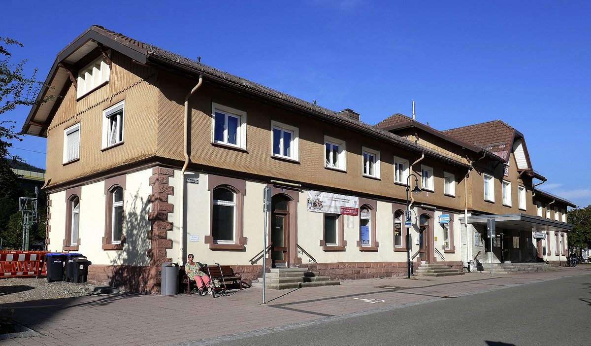 Neustadt im Schwarzwald, das Bahnhofsgebäude an der Höllentalbahn von der Straßenseite, Sept.2019