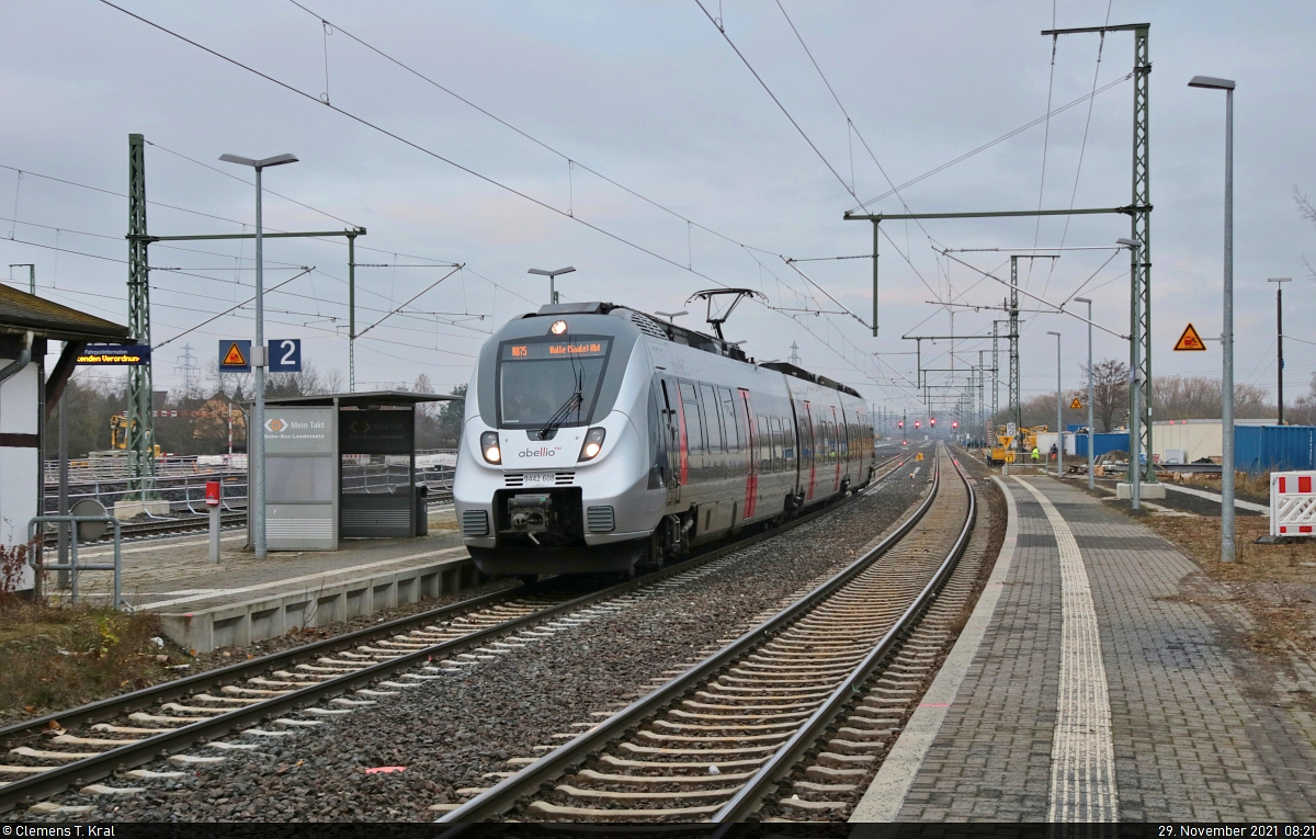 Neustart im Bahnhof Angersdorf.
Zwei Wochen vor Fahrplanwechsel kam schrittweise wieder Verkehr auf den lange gesperrten Abschnitt nach Halle (Saale). So musste sich alles erst richtig einspielen. Am Morgen der Inbetriebnahme des elektronischen Stellwerks (ESTW-A) in Angersdorf lief noch nicht alles rund. 9442 608 (Bombardier Talent 2) musste noch einige Minuten auf grünes Licht warten, um auf dem Gegengleis nach Halle Südstadt weiterzufahren.

🧰 Abellio Rail Mitteldeutschland GmbH
🚝 RB 74769 (RB75) Sangerhausen–Halle(Saale)Hbf
🚩 Bahnstrecke Halle–Hann. Münden (KBS 590)
🕓 29.11.2021 | 8:21 Uhr