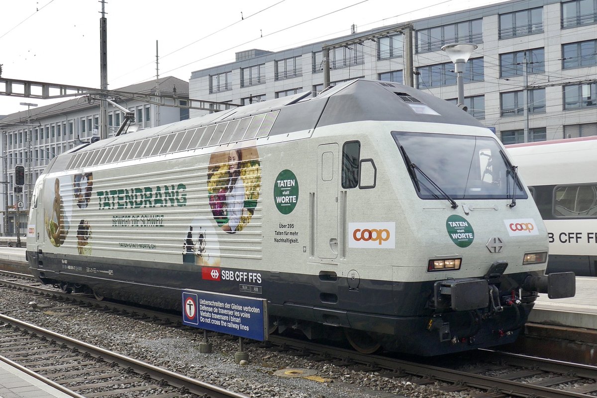 Neuste Werbelok Re 460 041  Coop Tatendrang  am 26.2.21 im Bahnhof Olten.