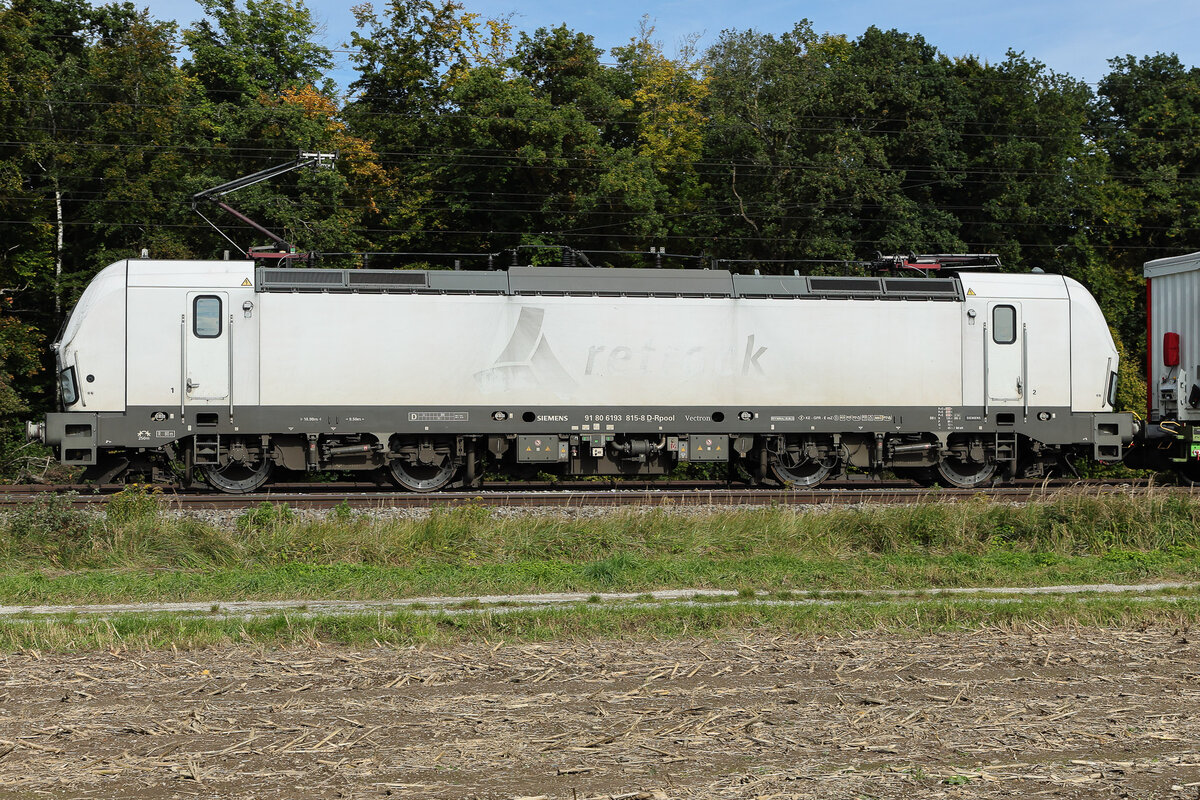 Neutral und ex Retrack GmbH & Co. KG, Hamburg [D] mit der Railpool Vectron  193 815  [NVR-Nummer: 91 80 6193 815-8 D-Rpool] am 8.Oktober 2025 bei Zorneding.