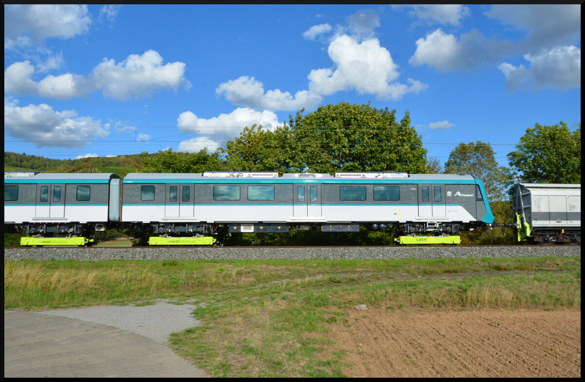 Neuware f�r �bersee: Am 01.09.2026 bef�rderte RailAdventure 111 222 einen nagelneuen Nahverkehrszug f�r New South Wales (Australien) bei Th�ngersheim durch das Maintal gen Norden. Der dreiteilige Triebzug (Hersteller: Siemens, Nr. 1106 A, 1306 A, 1206 B) wurde dabei zwischen Kuppelwagen auf Loco Buggies (Vmax 60 km/h) transportiert. 
Im Zugverband wurden au�erdem noch zwei Rungenwaggons als Bremswagen und die Mehrsystemelektrolok 186 351 (Akiem) mitgef�hrt.
