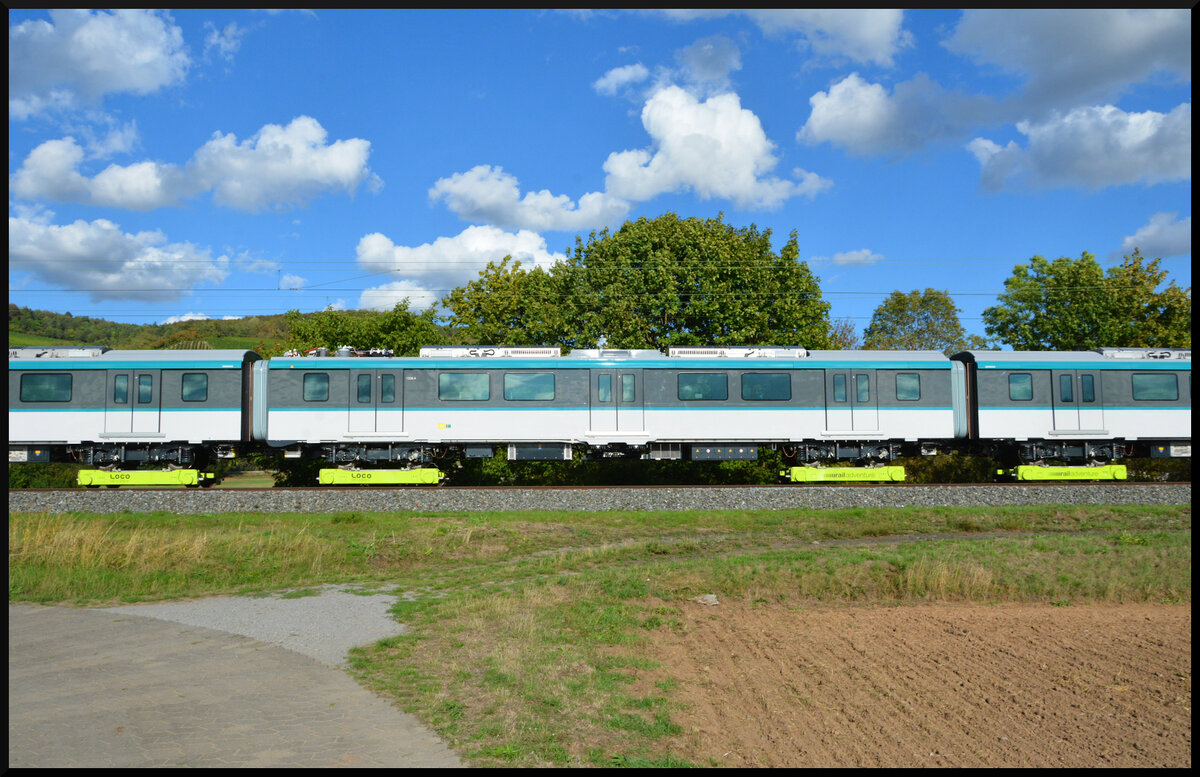 Neuware f�r �bersee: Am 01.09.2026 bef�rderte RailAdventure 111 222 einen nagelneuen Nahverkehrszug f�r New South Wales (Australien) bei Th�ngersheim durch das Maintal gen Norden. Der dreiteilige Triebzug (Hersteller: Siemens, Nr. 1106 A, 1306 A, 1206 B) wurde dabei zwischen Kuppelwagen auf Loco Buggies (Vmax 60 km/h) transportiert. 
Im Zugverband wurden au�erdem noch zwei Rungenwaggons als Bremswagen und die Mehrsystemelektrolok 186 351 (Akiem) mitgef�hrt.
