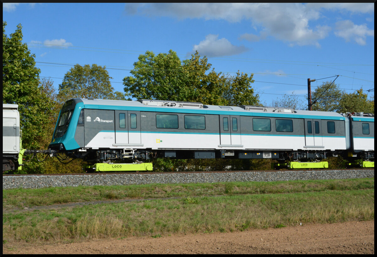 Neuware f�r �bersee: Am 01.09.2026 bef�rderte RailAdventure 111 222 einen nagelneuen Nahverkehrszug f�r New South Wales (Australien) bei Th�ngersheim durch das Maintal gen Norden. Der dreiteilige Triebzug (Hersteller: Siemens, Nr. 1106 A, 1306 A, 1206 B) wurde dabei zwischen Kuppelwagen auf Loco Buggies (Vmax 60 km/h) transportiert. 
Im Zugverband wurden au�erdem noch zwei Rungenwaggons als Bremswagen und die Mehrsystemelektrolok 186 351 (Akiem) mitgef�hrt.
