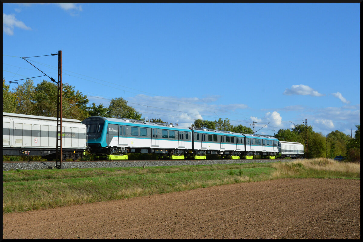 Neuware f�r �bersee: Am 01.09.2026 bef�rderte RailAdventure 111 222 einen nagelneuen Nahverkehrszug f�r New South Wales (Australien) bei Th�ngersheim durch das Maintal gen Norden. Der dreiteilige Triebzug (Hersteller: Siemens, Nr. 1106 A, 1306 A, 1206 B) wurde dabei zwischen Kuppelwagen auf Loco Buggies (Vmax 60 km/h) transportiert. 
Im Zugverband wurden au�erdem noch zwei Rungenwaggons als Bremswagen und die Mehrsystemelektrolok 186 351 (Akiem) mitgef�hrt.
