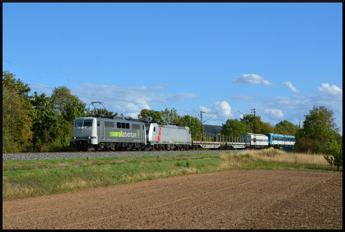 Neuware f�r �bersee: Am 01.09.2026 bef�rderte RailAdventure 111 222 einen nagelneuen Nahverkehrszug f�r New South Wales (Australien) bei Th�ngersheim durch das Maintal gen Norden. Der dreiteilige Triebzug (Hersteller: Siemens, Nr. 1106 A, 1306 A, 1206 B) wurde dabei zwischen Kuppelwagen auf Loco Buggies (Vmax 60 km/h) transportiert. 
Im Zugverband wurden au�erdem noch zwei Rungenwaggons als Bremswagen und die Mehrsystemelektrolok 186 351 (Akiem) mitgef�hrt.
