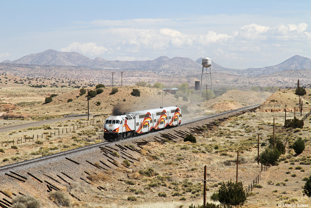 New Mexico Rail Runner mit Lok 103 (Baureihe MPI MP36PH-3C) am 30.03.2015 bei Santo Domingo Pueblo.