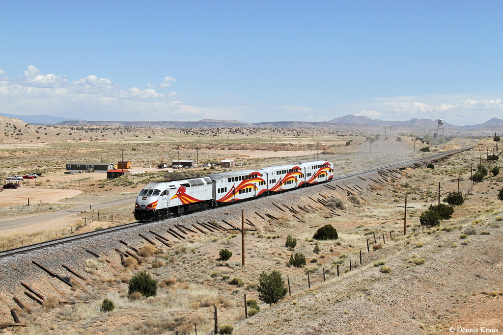 New Mexico Rail Runner mit Lok 103 (Baureihe MPI MP36PH-3C) am 30.03.2015 bei Santo Domingo Pueblo.