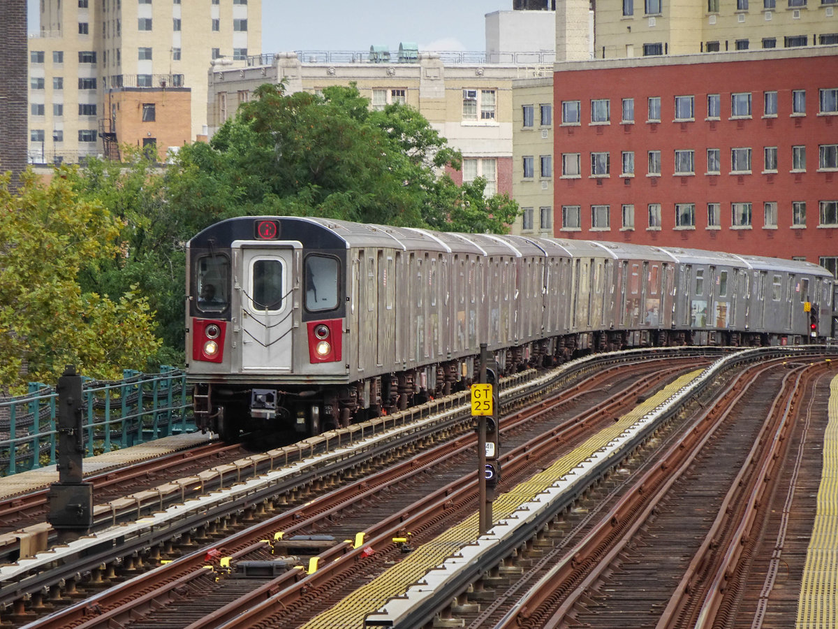 New York City / Bronx: Zug der Linie 2 nach Flatbush Av bei der Einfahrt in die Station 174 St, 16.09.2019.