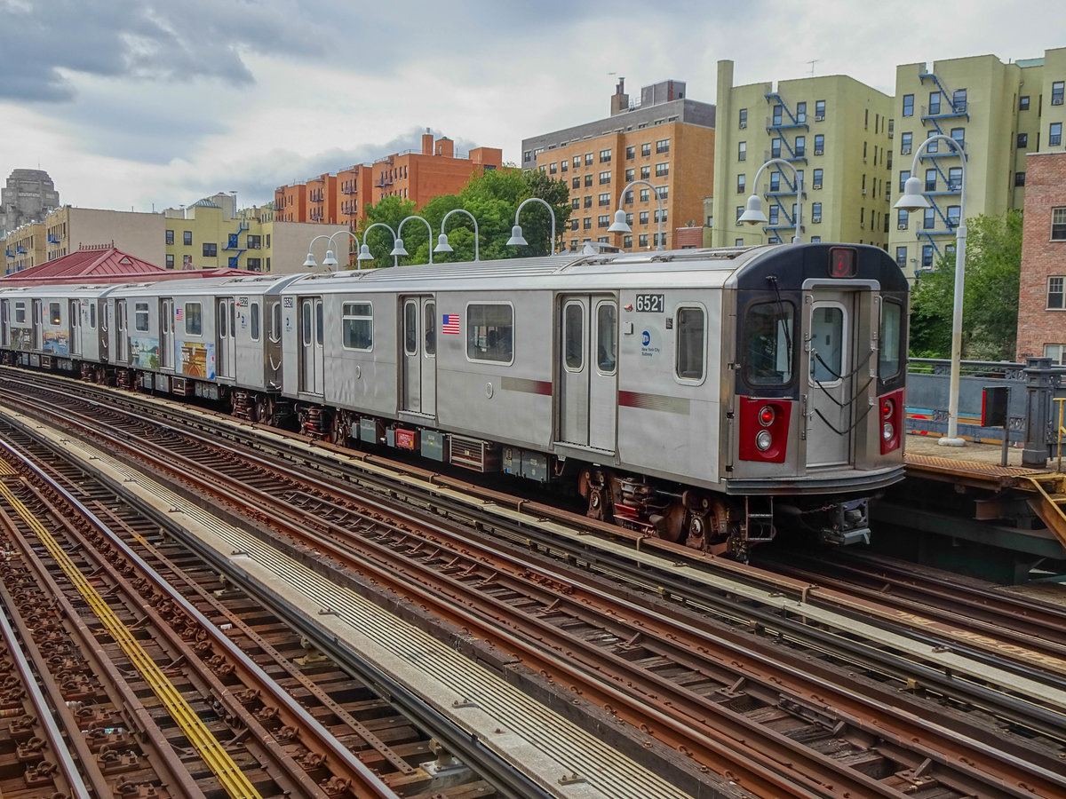 New York City / Bronx: Zug der Linie 2 nach Flatbush Av in der Station 174 St, 16.09.2019.