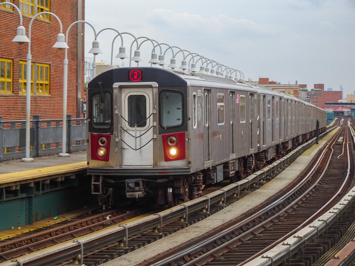 New York City / Bronx: Zug der Linie 2 nach Wakefield in der Station 174 St, 16.09.2019.