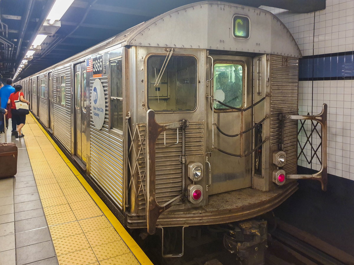New York City / Manhatten: Zug der Linie C nach 168 St in der Station 42 St/Port Authority, 12.09.2019.