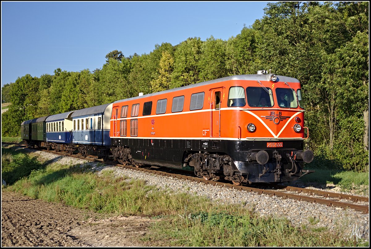 NEX Leiser Berge auf der Rückfahrt nach Wien Praterstern. Entstanden ist die Aufnahme der 2050.090 mit ihrer Spantenwagen-Garnitur kurz nach Simonsfeld. (30.09.2017)