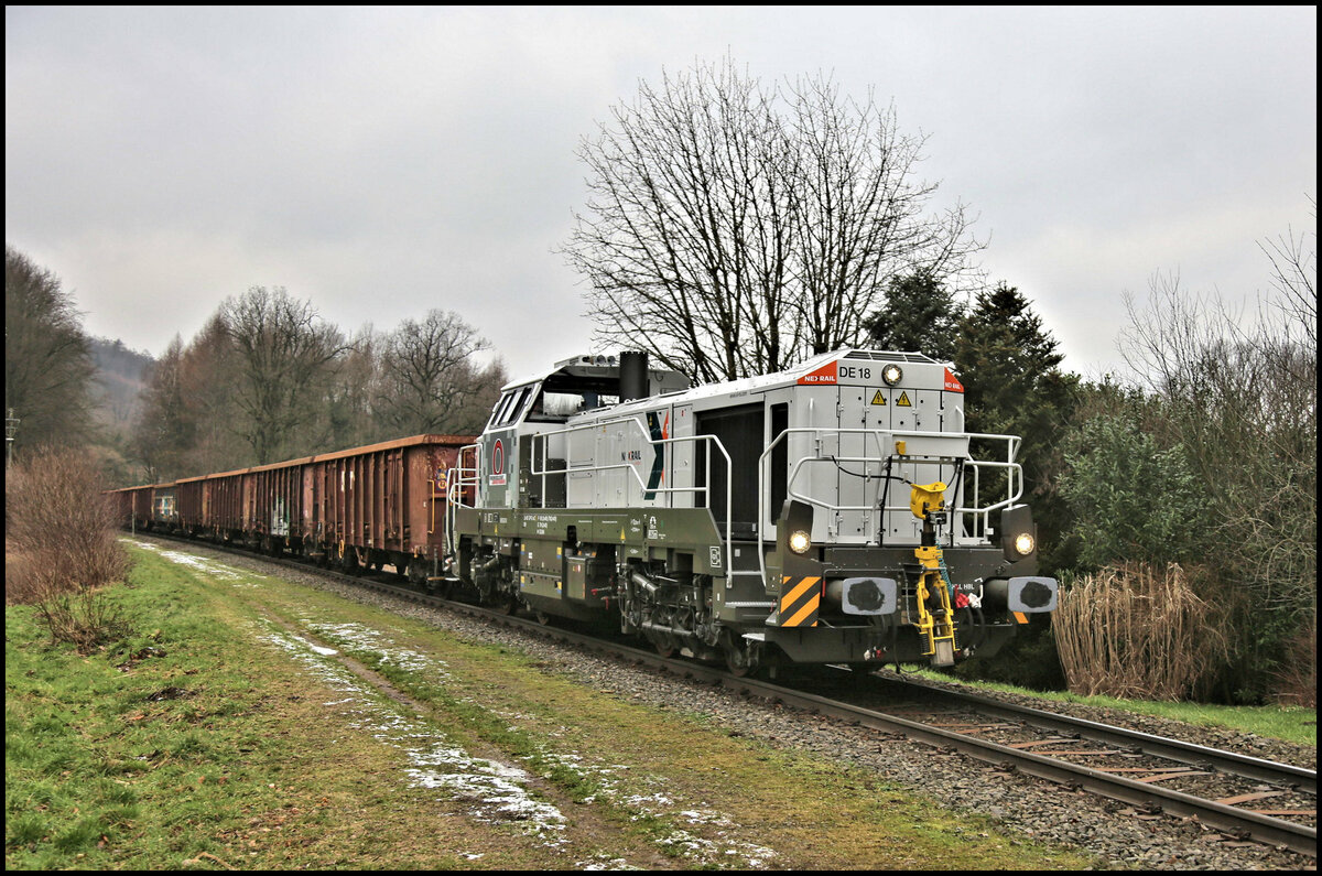 Nexrail DE 18 mit Nummer 4185 101-7, geleast durch den Landkreis Osnabrück, hat hier am 20.1.2023 um 14.10 Uhr gerade mit ihrem Schrottzug die Steigung am Augustaschacht erklommen und nähert sich der Ortsgrenze von Hasbergen nach Georgsmarienhütte kurz vor dem ehemaligen Haltepunkt Patkenhof.