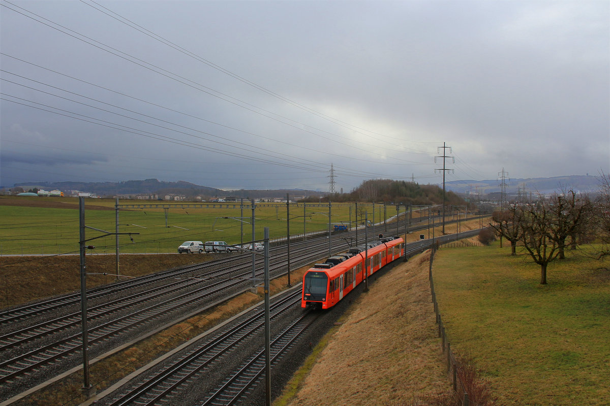NEXT Triebzug 26 des meterspurigen Regionalverkehrs Bern-Solothurn (RBS) in der Gleisvielfalt zwischen Zollikofen und Worblaufen, mit Blick auf Bern. Man beachte, dass das eine RBS-Gleis ein Dreischienengleis ist,auf dem Normalspurwagen von Zollikofen in den Werkstattbereich Worblaufen gebracht werden können. 13.März 2018 