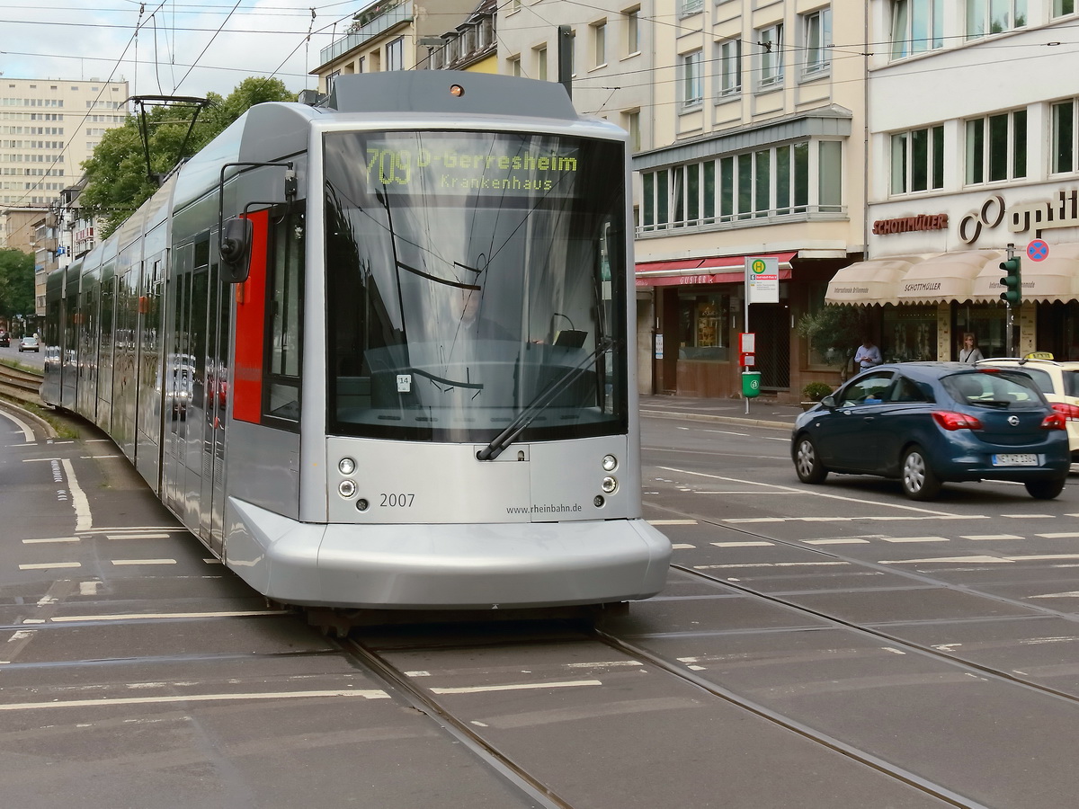 NF8 2007 vor der Einfahrt in die  Haltestelle Graf-Adolf-Str. am 28. Juli 2017