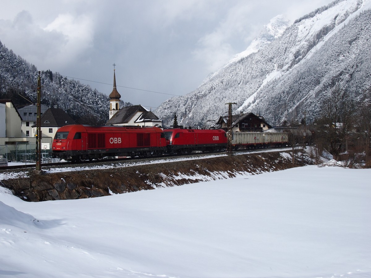 Ng 45145 von Reutte in Tirol nach Innsbruck mit 2016 031 und 1016 028. Ausfahrt am 15.03.13 in Scharnitz.