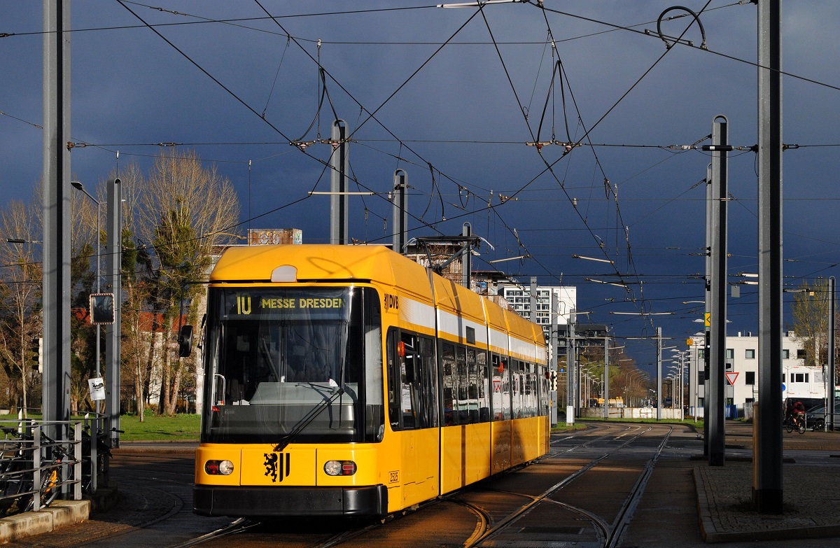 NGT 6 DD 2525 im Einsatz auf der Linie 10 am Wiener Platz kurz vor der Haltestelle Hauptbahnhof. (30.03.2023)