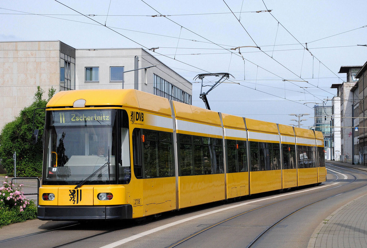 NGT 8 DD 2708 hat die Haltestelle Hauptbahnhof verlassen und ist nun in der Wiener Straße in Richtung Zschertnitz unterwegs. (10.06.2015)