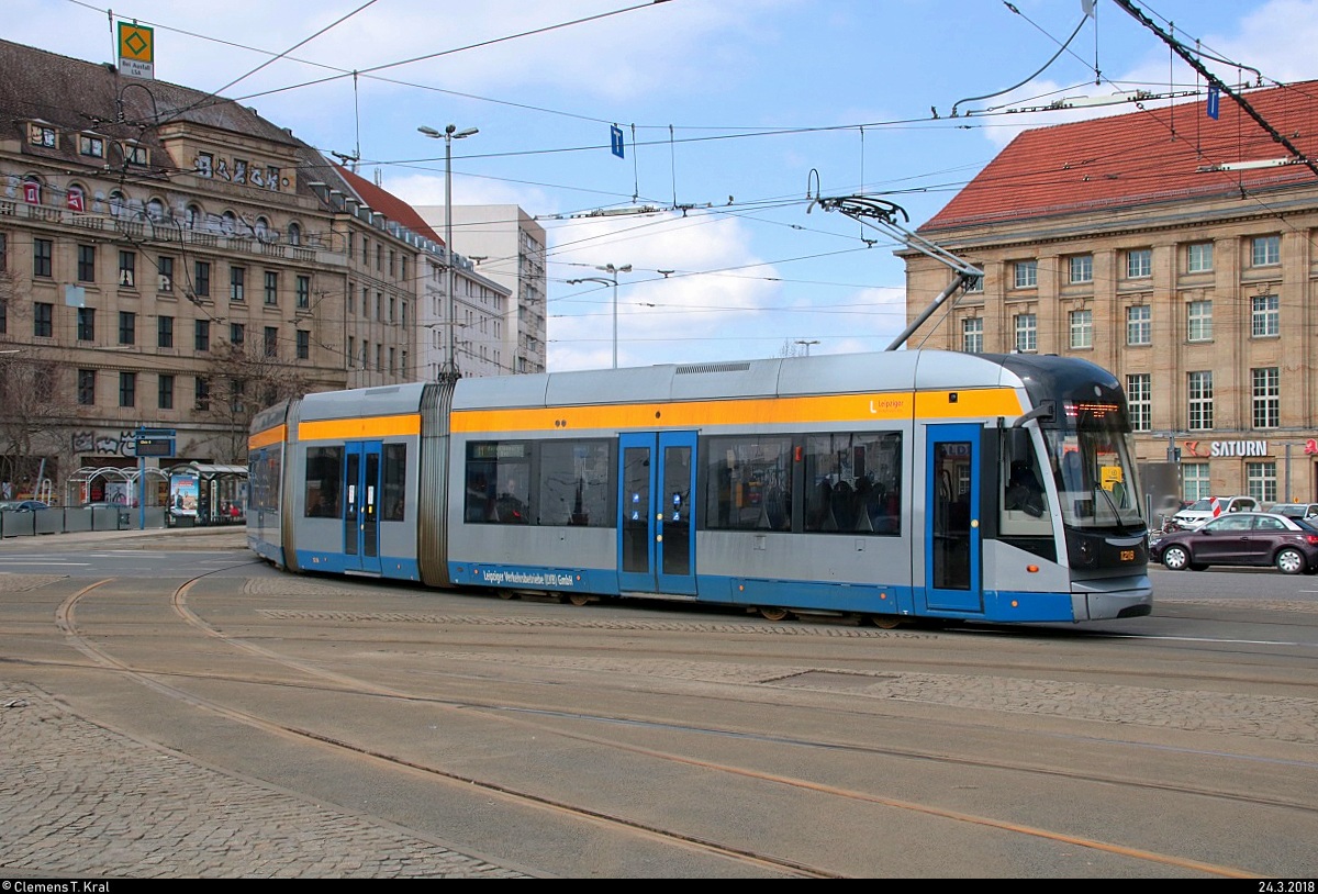 NGT12-LEI (Bombardier Flexity Classic XXL), Wagen 1218, der Leipziger Verkehrsbetriebe (LVB) als Linie 11 von Schkeuditz, Rathausplatz, nach Markkleeberg-Ost, Schillerplatz, erreicht die Haltestelle Hauptbahnhof. [24.3.2018 | 13:38 Uhr]