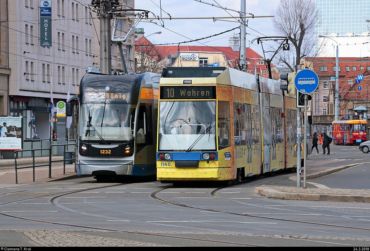 NGT12-LEI (Bombardier Flexity Classic XXL), Wagen 1232, der Leipziger Verkehrsbetriebe (LVB) als Linie 16 von Leipzig Messegelände nach Leipzig-Lößnig trifft auf Duewag/Siemens NGT8, Wagen 1140 mit Freiberger-Werbung, als Linie 10 von Leipzig-Lößnig nach Leipzig-Wahren an der Haltestelle Hauptbahnhof. [24.3.2018 | 13:41 Uhr]