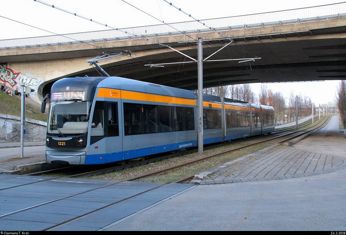 NGT12-LEI (Bombardier Flexity Classic XXL), Wagen 1221, der Leipziger Verkehrsbetriebe (LVB) als Linie 16 von Leipzig Messegelände nach Leipzig-Lößnig erreicht die Haltestelle S-Bahnhof Messe. [24.3.2018 | 17:02 Uhr]
