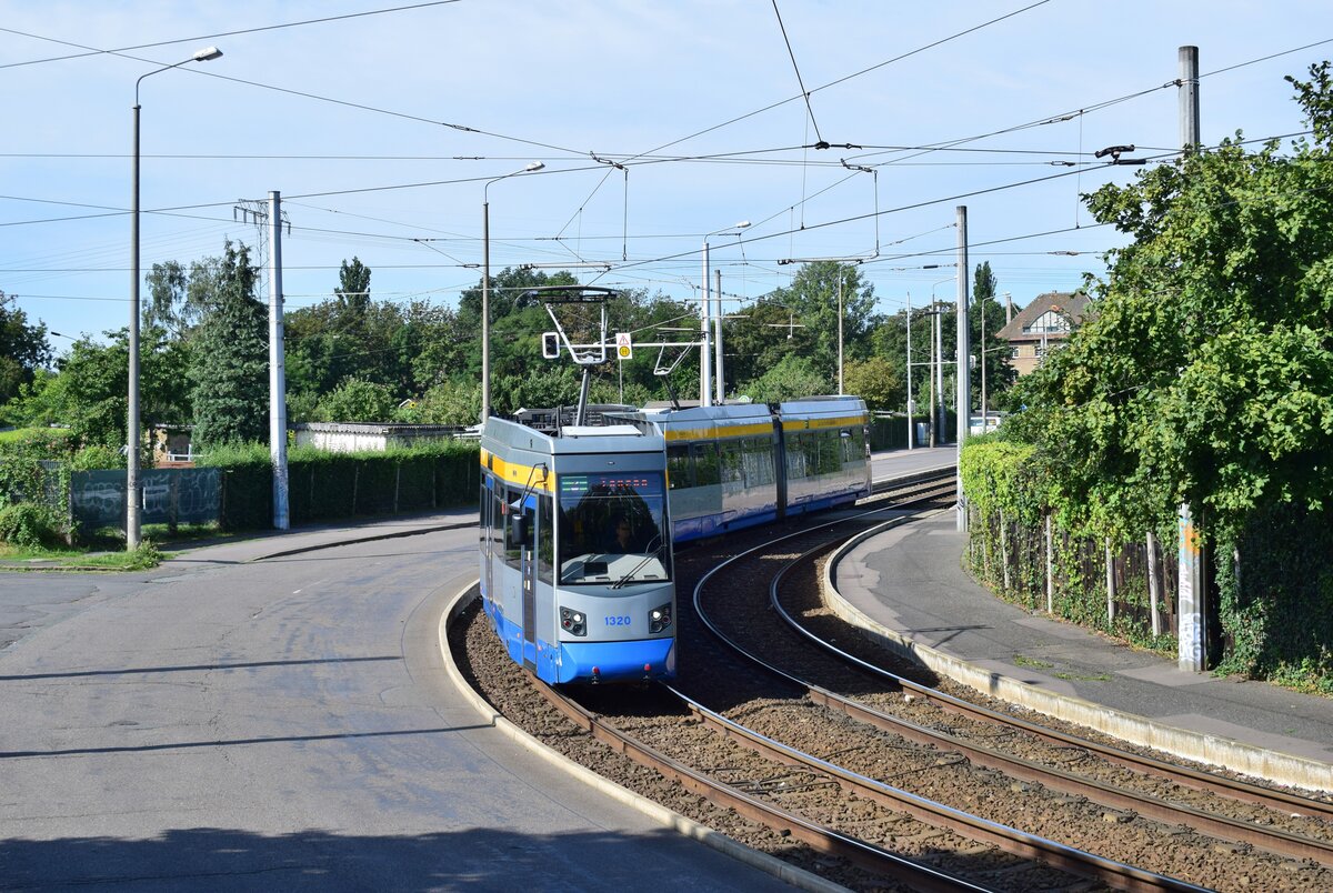 NGT6 Leoliner Tw 1320 hat soeben die Haltestelle Kurt-Kresse-Straße verlassen und fährt nun neben der Diezmannstraße entlang.

Leipzig 09.08.2021