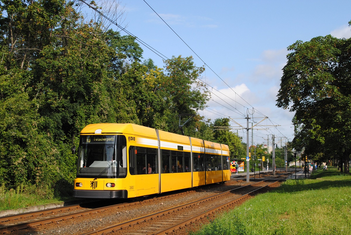 NGT6DD 2503 verläßt als Linie 10 zum Fetscherplatz die Haltestelle S-Bhf. Freiberger Straße. (31.08.2023)