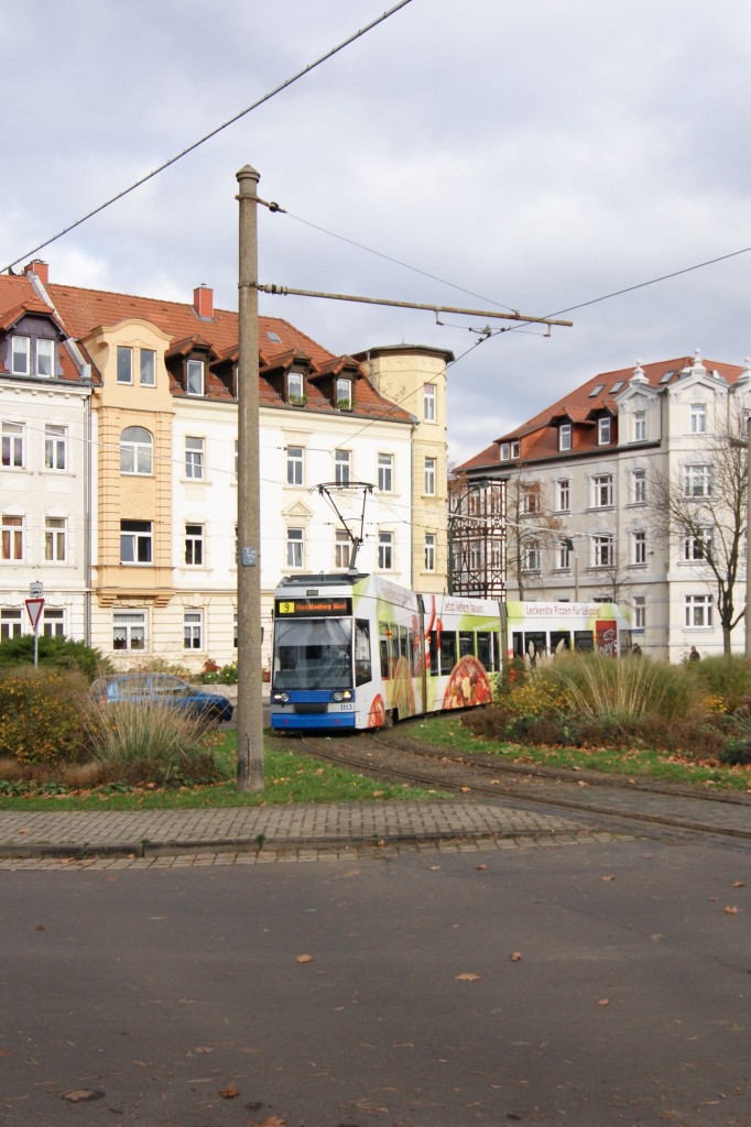 NGT8 1113 biegt am 16.11.2015 in die Wendeschleife Markkleeberg West ein.