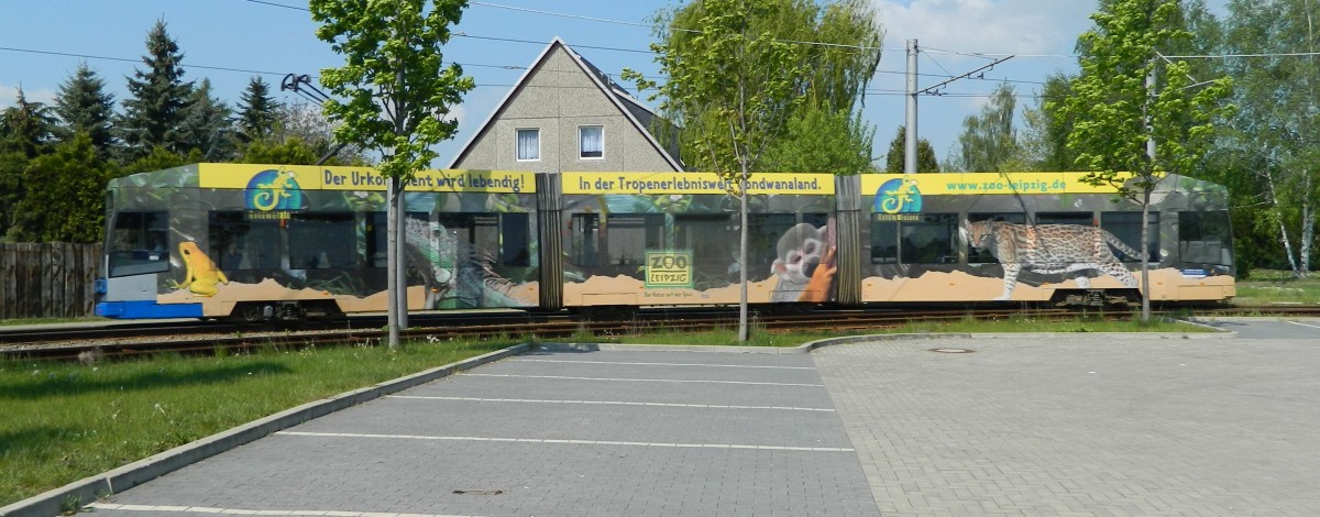 NGT8 mit der LVB-Betriebsnummer 1112 mit Werbung für das Gondwanaland im Leipziger Zoo:  Der Urkontinent wird lebendig!  auf Linie 2 in der Wendeschleife Grünau-Süd am 25.04.2014