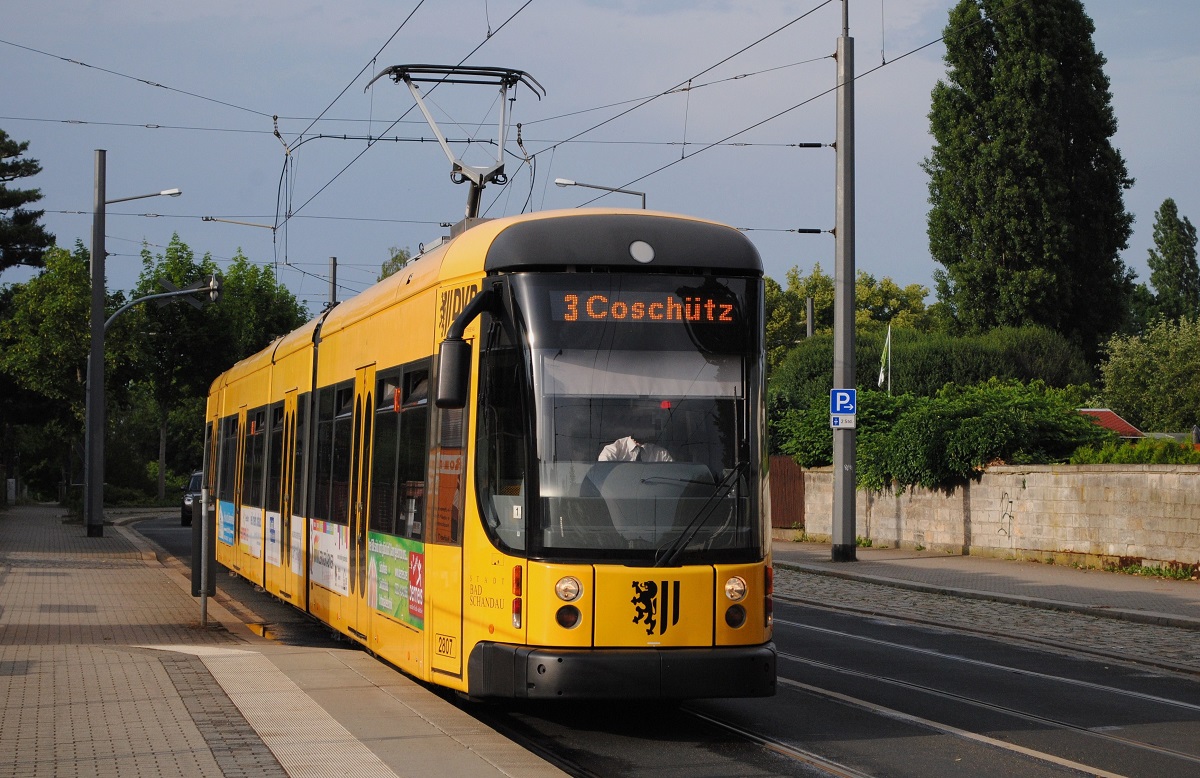 NGTD 12 DD 2807 hatte am 09.06.2018 auf der Fahrt nach Coschütz die Haltestelle Saarstraße erreicht.