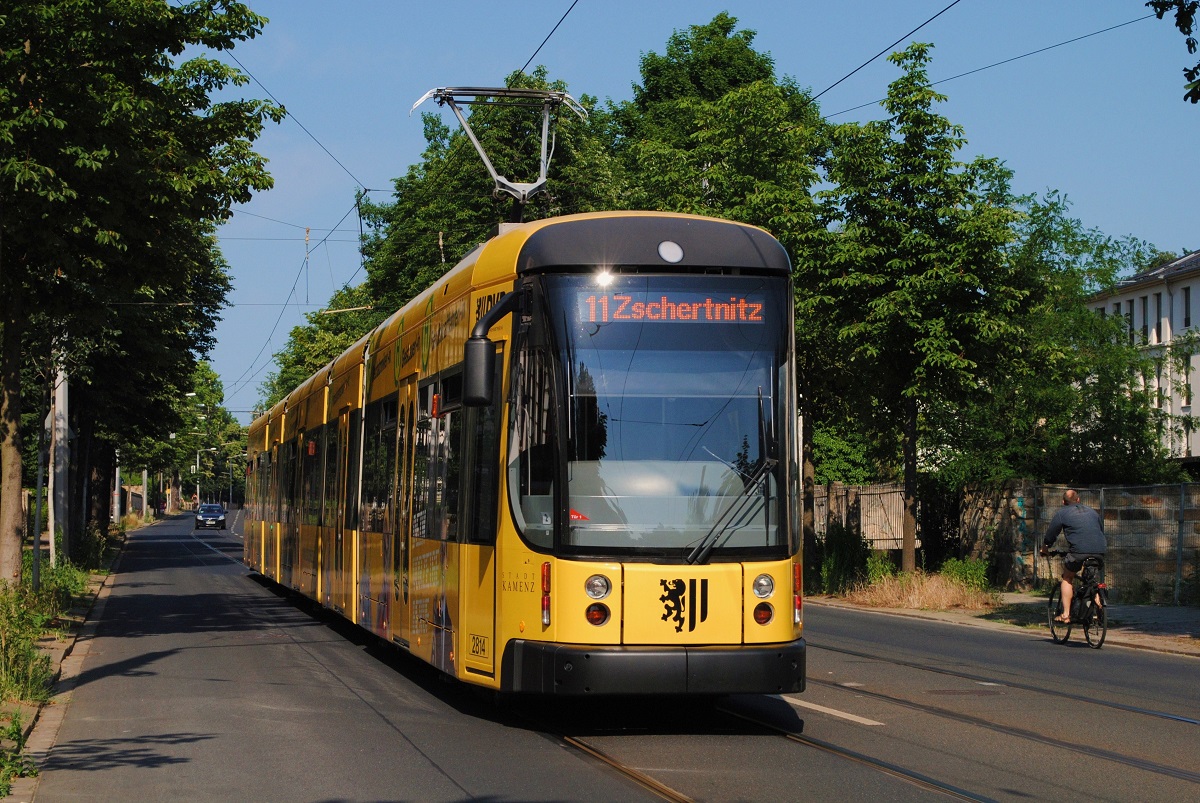 NGTD 12 DD 2814 fährt die Bautzner Straße talwärts und erreicht soeben die Haltestelle Diakonissenkrankenhaus. (06.06.2018)
