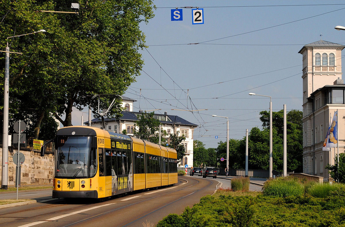 NGTD 12 DD 2833 fährt durch die Bautzner Straße stadteinwärts und erreicht die Haltestelle Waldschlößchenbrücke. (12.06.2015 )