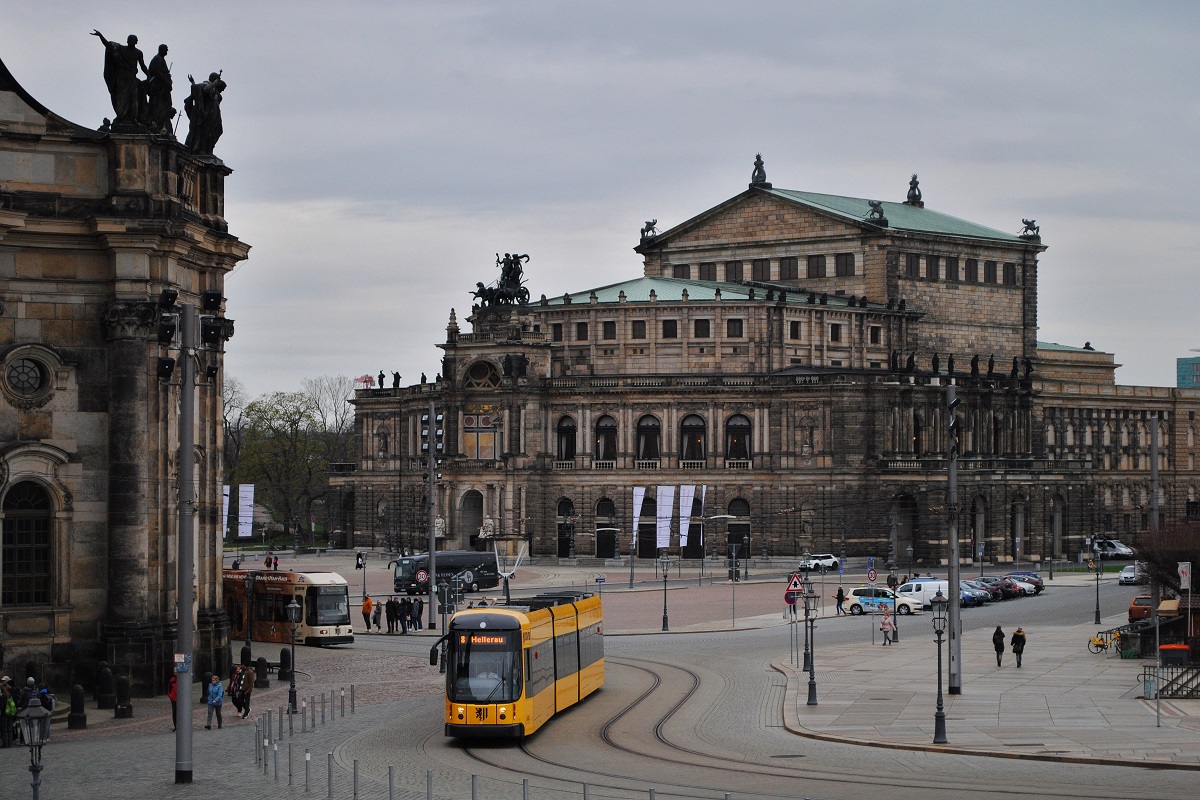 NGTD 8 DD 2620 überquert als Linie 8 den Theaterplatz, im Hintergrund sieht man die weltbekannte Semperoper. (29.03.2023)