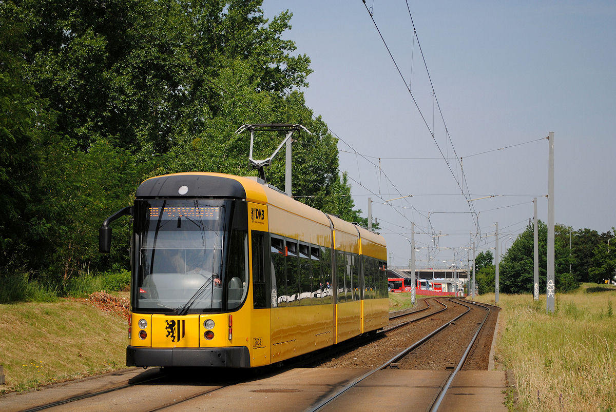 NGTD 8 DD 2638 kurz vor der Haltestelle Hauptbahnhof. (13.06.2015)