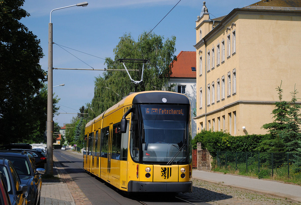 NGTD 8 DD 2640 der baustellenbedingt umgeleiteten Linie 6 in der Warthaer Straße auf dem Weg zum Fetscherplatz. (14.06.2015 )
