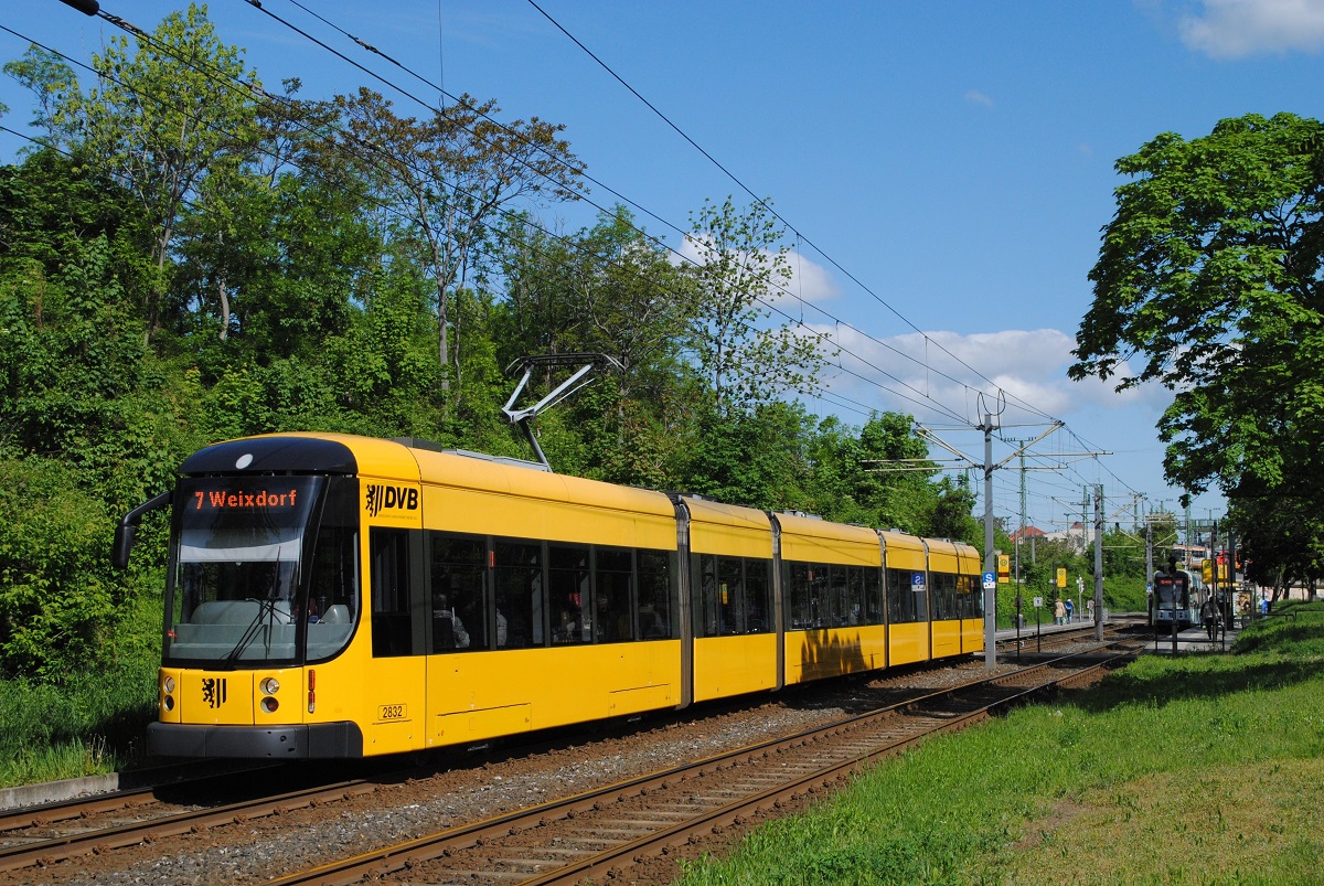 NGTD12DD 2832 als Linie 7 nach Weixdorf kurz hinter der Haltestelle Freiberger Straße - S-Bahn. (06.05.2025)