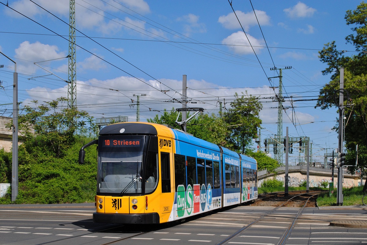 NGTD8DD 2628 als Linie 10 an der Kreuzung Ammonstraße / Freiberger Straße. (06.05.2025)