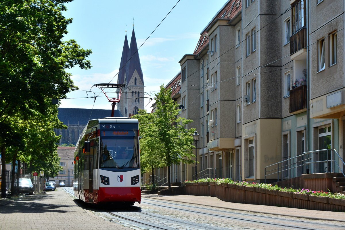 NGTW6-H Tw1 durchquert die Gröperstraße als Linie 1 zum Friedhof. Im Hintergrund ist der Halberstädter Dom zu sehen.

Halberstadt 26.07.2019