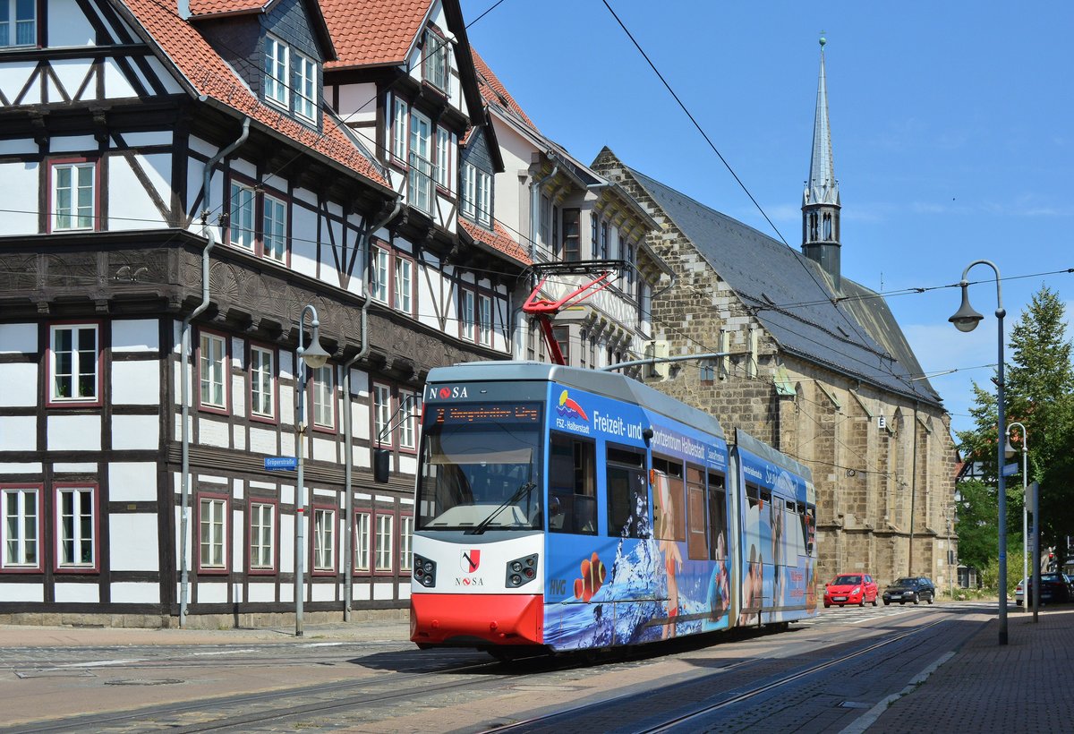 NGTW6-H Tw3 hat soeben die Pfarrkirche St. Katharina und St. Barbara passiert und fährt über die Dominikaner Straße als Linie 2 zum Sargstedter Weg.

Halberstadt 26.07.2019