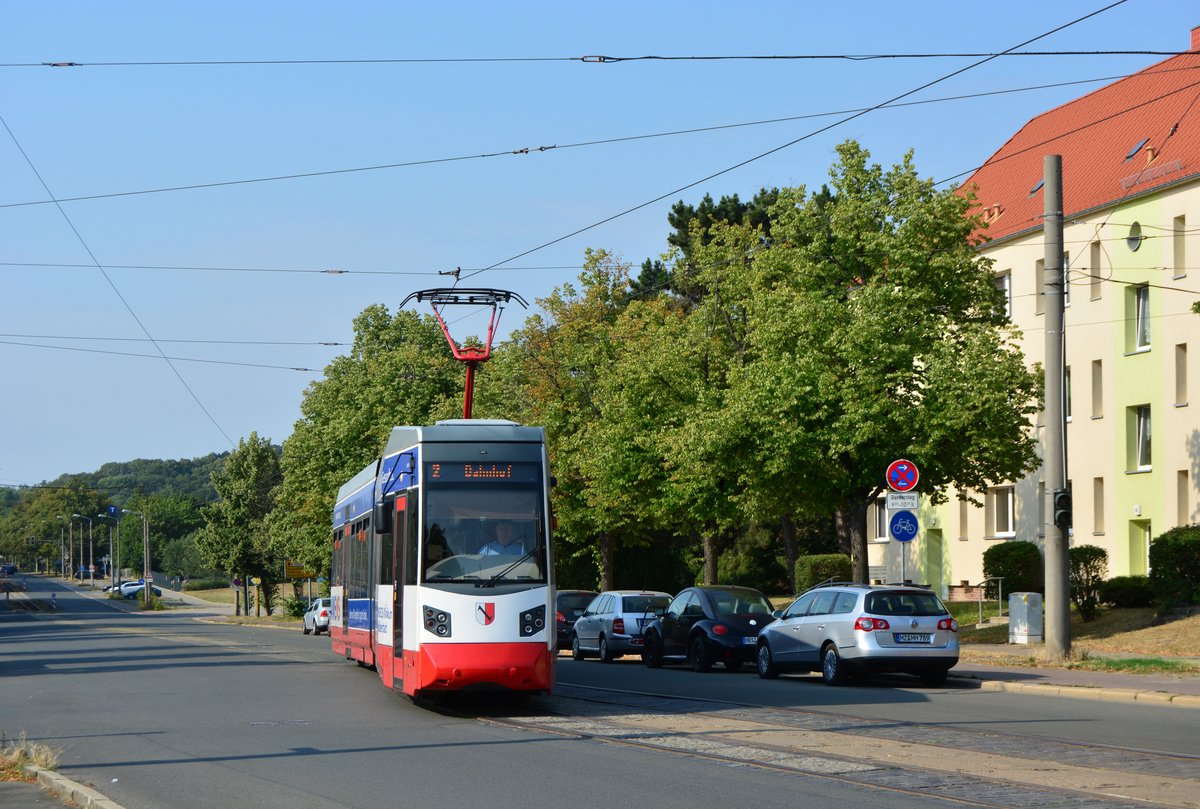 NGTW6-H Tw4 durchfährt als Linie 2 zum Bahnhof die Klusstraße.

Halberstadt 28.07.2019