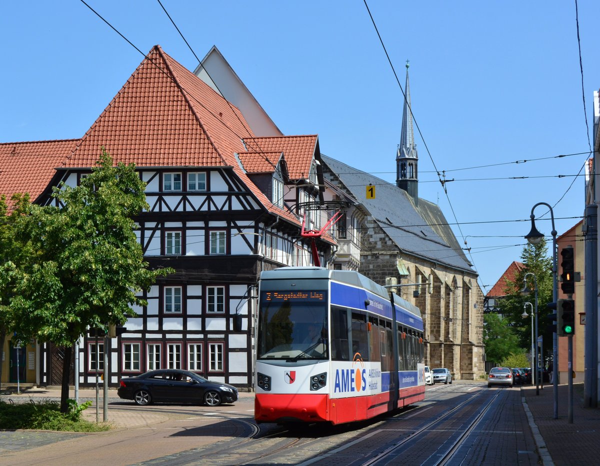 NGTW6-H Tw4 fährt als Linie 2 durch die Dominikaner Straße zur Endhaltestelle Sargstedter Weg. Im Hintergrund ist die Pfarrkirche St. Katharina und St. Barbara zu sehen.

Halberstadt 26.07.2019