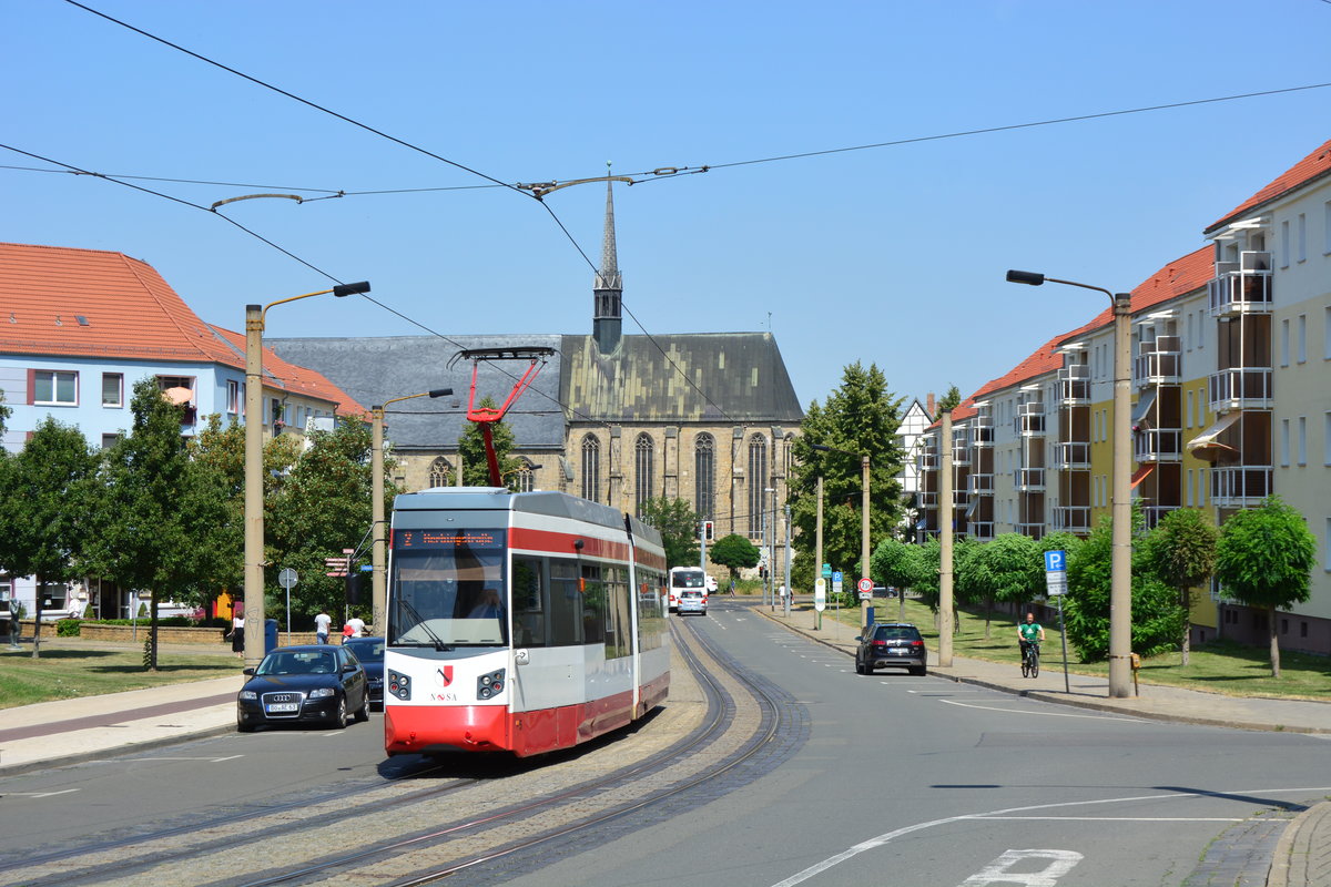 NGTW6-H Tw5 ist auf dem Hoher Weg als Linie 2 zur Herbigstraße unterwegs. Im Hintergrund ist der Halberstädter Dom zu sehen. 

Halberstadt 26.07.2019