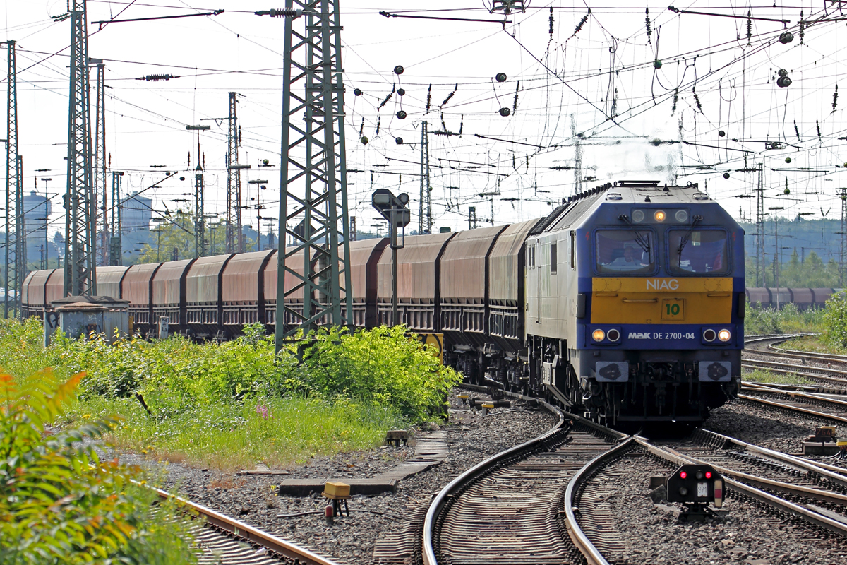 NIAG 10 DE 2700-04 (251 004-8) durchfährt mit einem langen Kohlezug das Ende vom Zug sieht man noch rechts neben der Lok Hamm(Westfl.) 5.9.2017