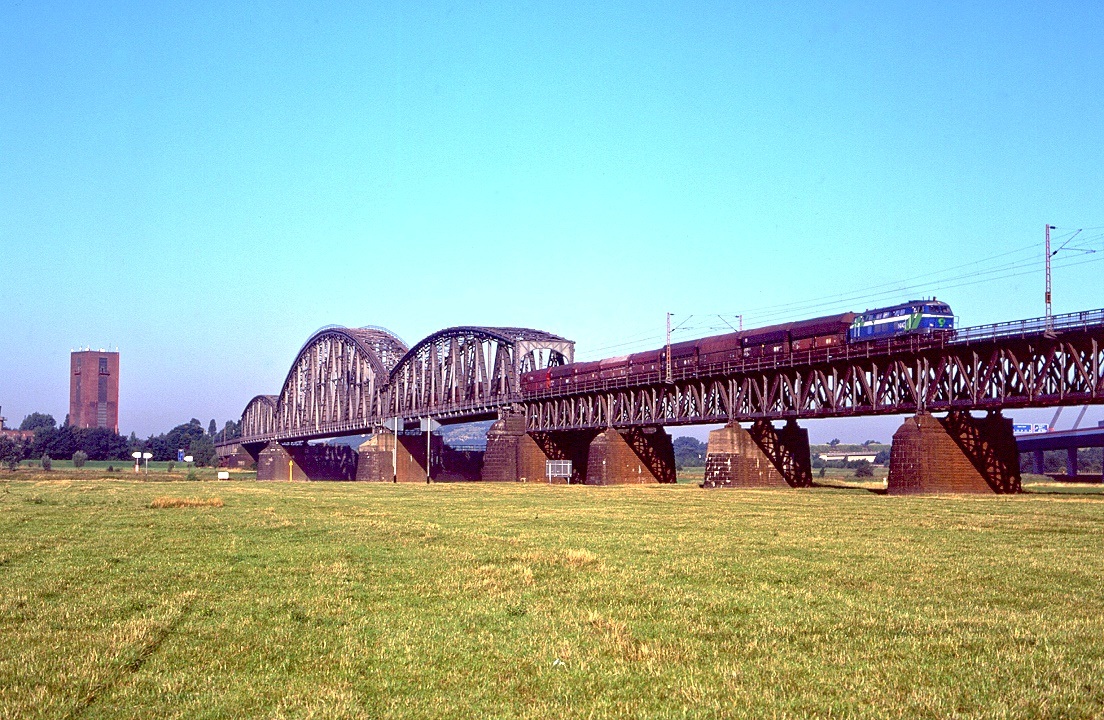 Niag 9 ex 216 055 auf der Haus-Knipp-Brcke bei Dusburg Beeck, 15.08.2001.