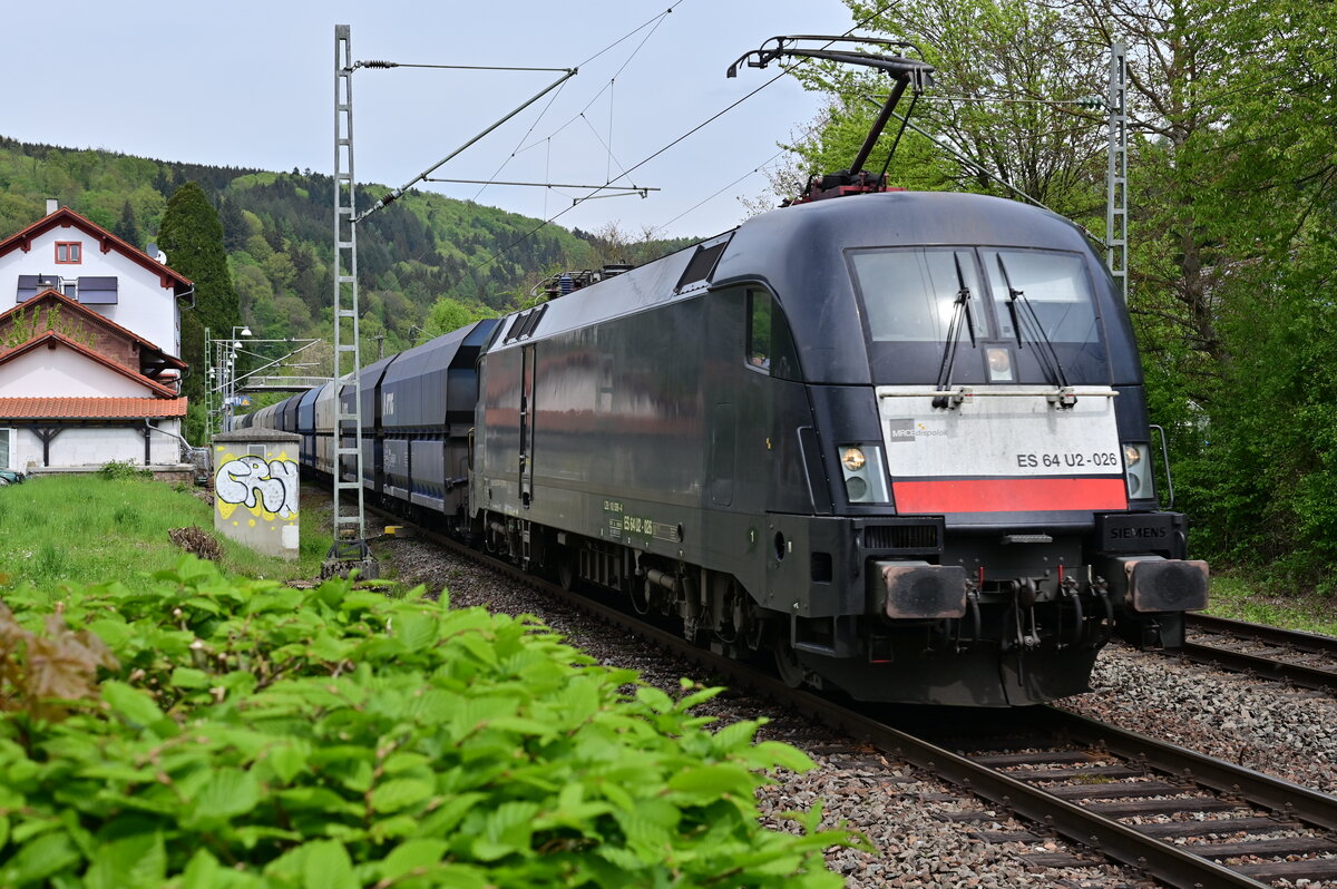 NIAG Kohlependel bei der Durchfahrt in Neckargerach am Freitag den 29.4.2022, der von der 182 526 gezogene Kohlezug ist auf dem Weg nach Heilbronn.