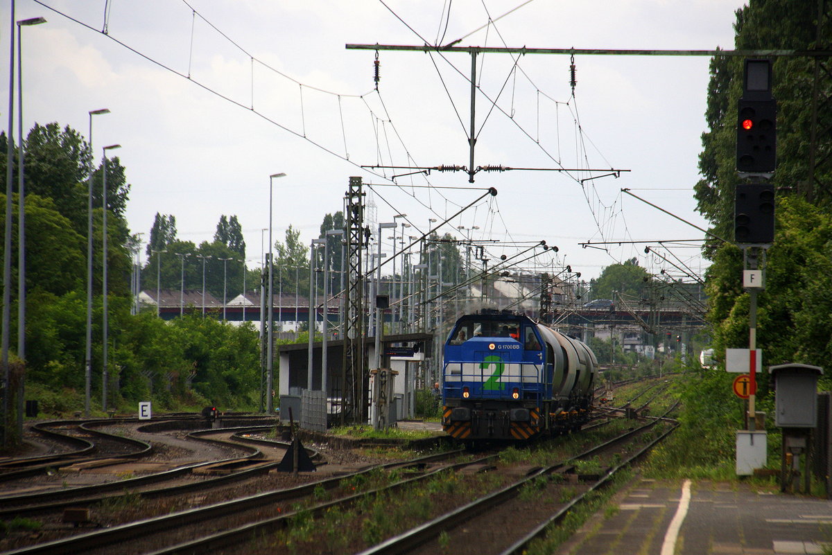 NIAG Lok 2 kommt mit einem Kalkleerzug aus  Moers nach Rohdenhaus  und kommt aus Richtung -Duisbrug-Rheinhausen und fährt durch Duisburg-Rheinhausen-Ost in Richtung Duisburg-Hochfeld-Süd. 
Aufgenommen vom Bahnsteig in Duisburg-Rheinhausen-Ost. 
Bei Sommerwetter am Mittag vom 28.7.2017.