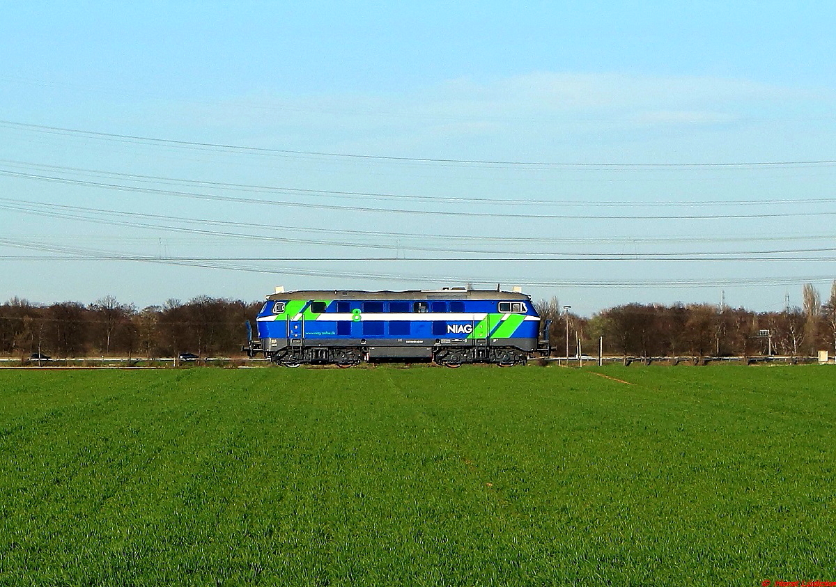 NIAG-Lok 8 (ex DB 216 111-5) fährt am 20.03.2014 als Lz bei Nievenheim in Richtung Neuss