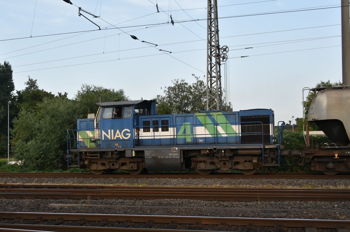 NIAG Nr.4/9280 1209 001-7 D-NIAG(Umbaulok aus einer BR211) mit einem Silozug durch Grevenbroich aus Niederaußem kommend gen Neuss fahrend am Dienstagabend den 7.8.2018